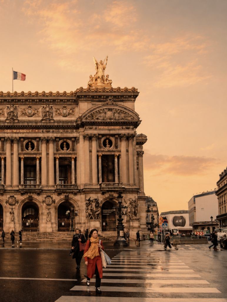 La façade de l'Opéra Garnier au crépuscule